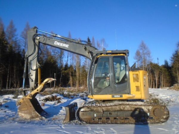 Used Deere 135G 2021